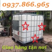 Bồn nhựa 1000l đựng nước tại công trình xây dựng, Bồn IBC màu trắng cũ, bồn nhựa