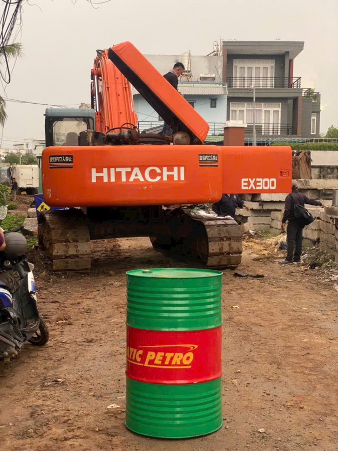 Chuyên phân phối dầu thủy lực trắng cho máy công trình, xe cơ giới- Giá cạnh tranh, giao tận kho tại