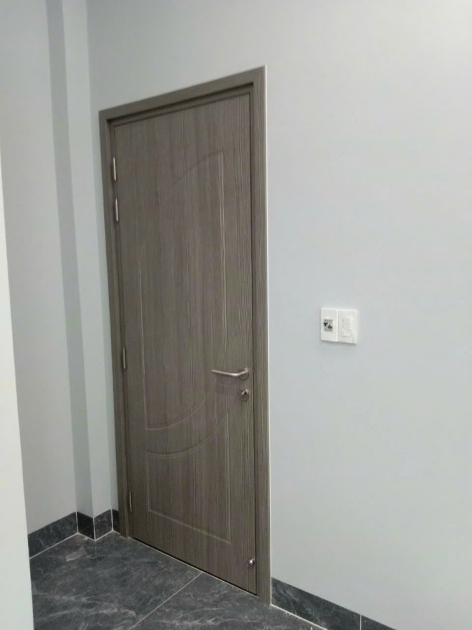 Cửa ngoài trời hứng mưa trực tiếp: có nên dùng cửa nhựa composite?