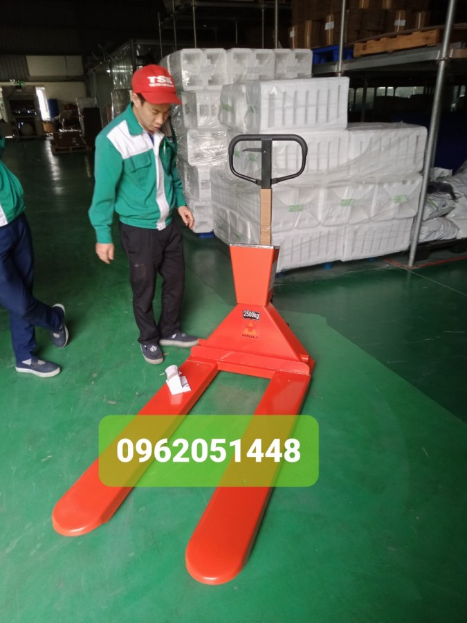 Xe nâng tay gắn cân 2500kg giá rẻ nhất-image-2